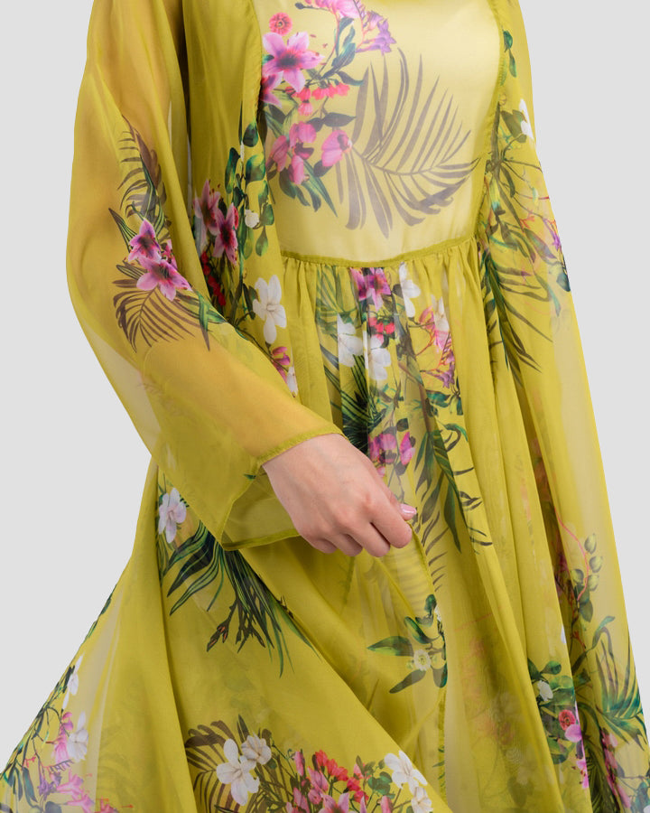 فستان ماكسي مطبوع عليه زهور مع عباءة شفافة