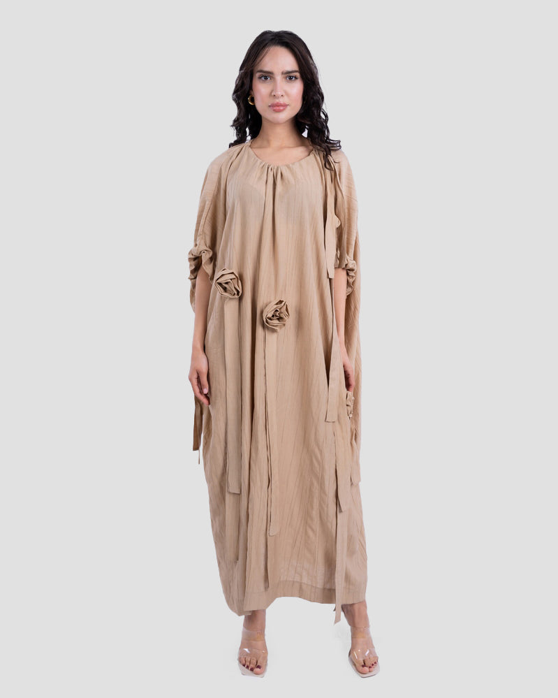 فستان طويل كبير الحجم مع زهور ثلاثية الأبعاد