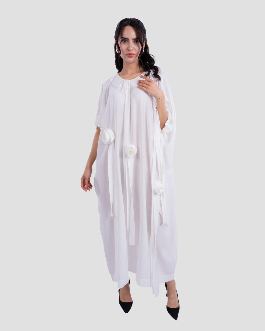 فستان طويل كبير الحجم مع زهور ثلاثية الأبعاد