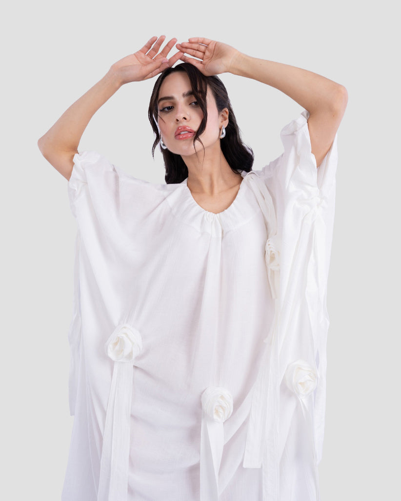 فستان طويل كبير الحجم مع زهور ثلاثية الأبعاد