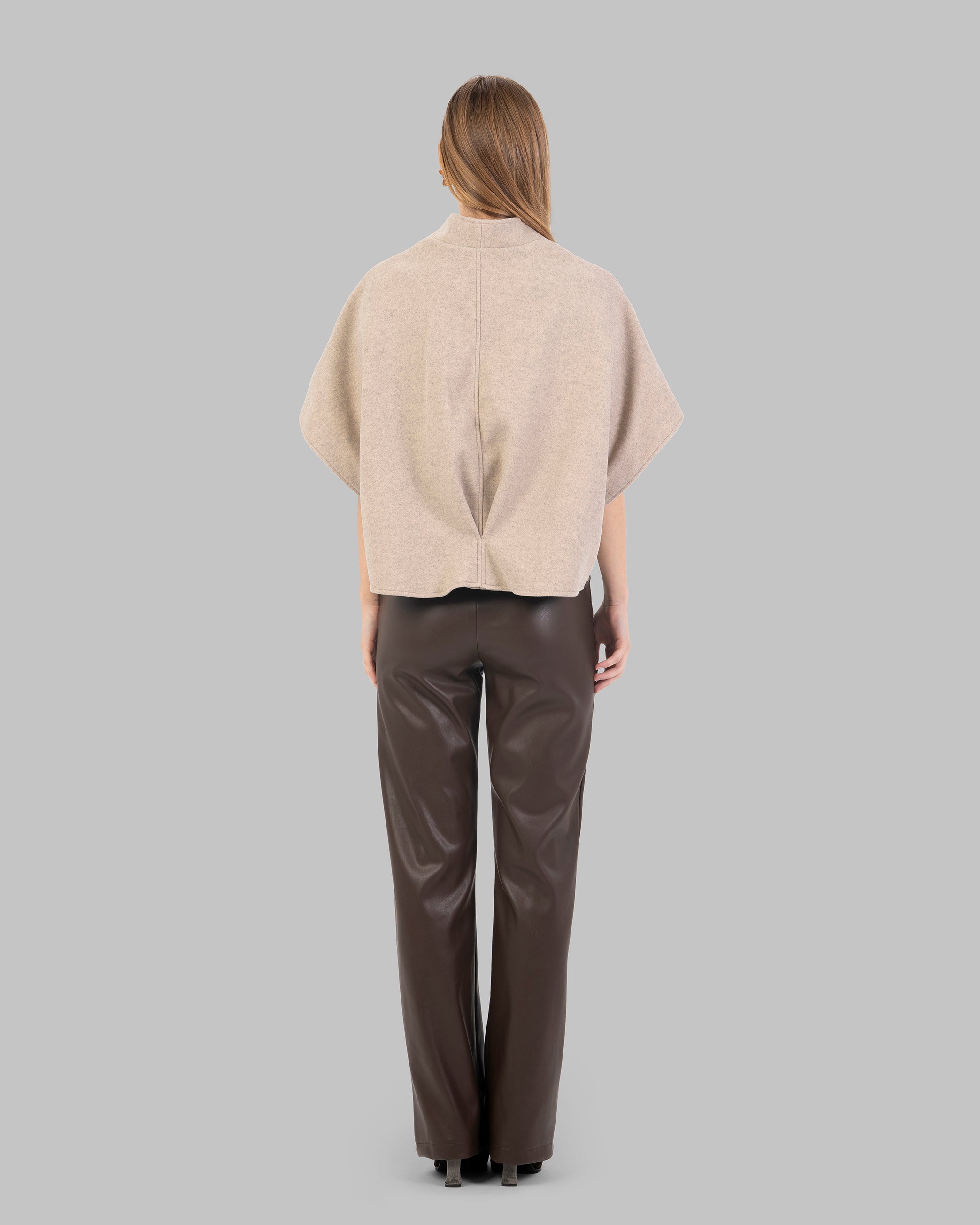 "سترة قصيرة من مزيج الصوف مع جيب رقعة."