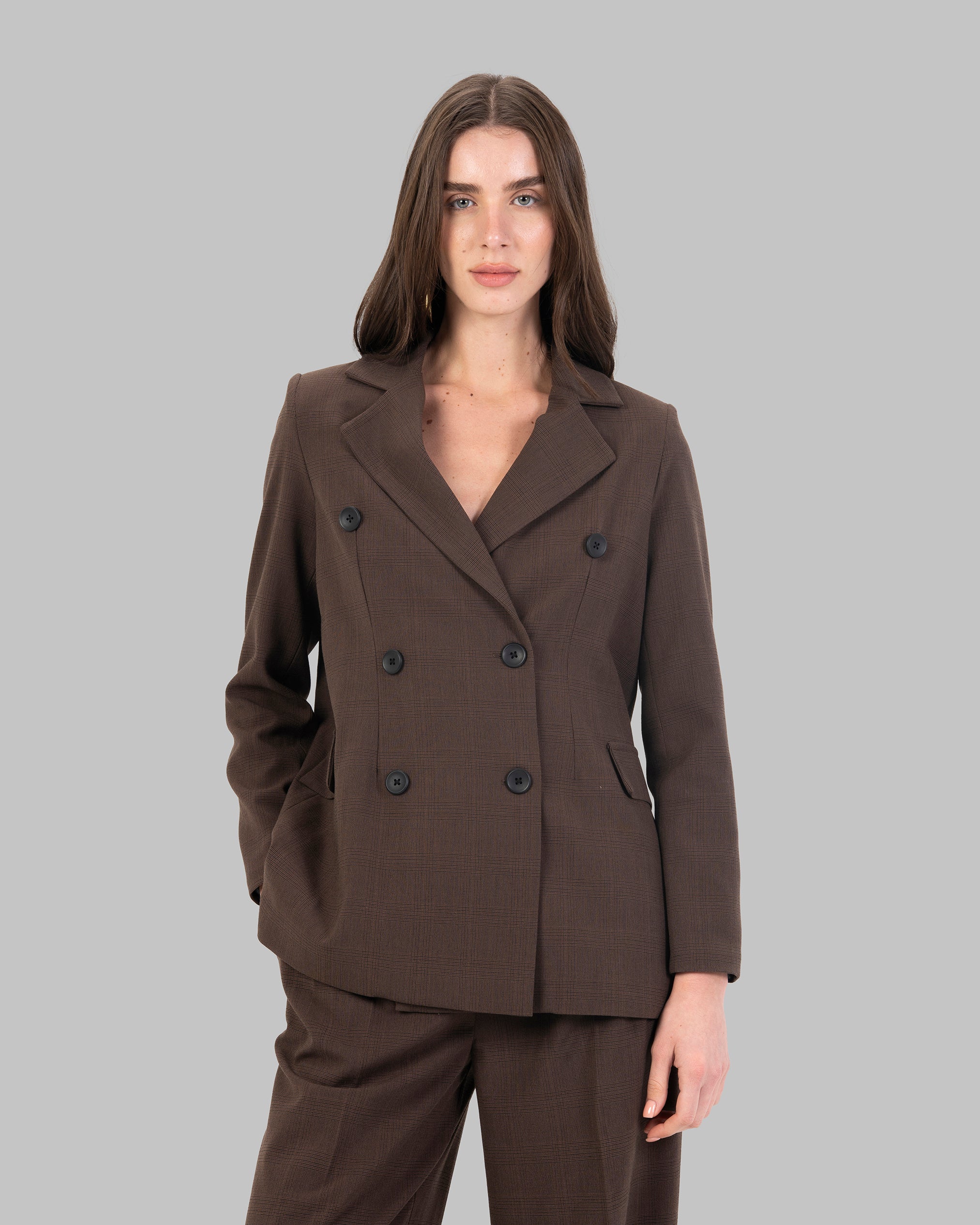 بليزر مزدوج الصدر بنقشة مربعات.