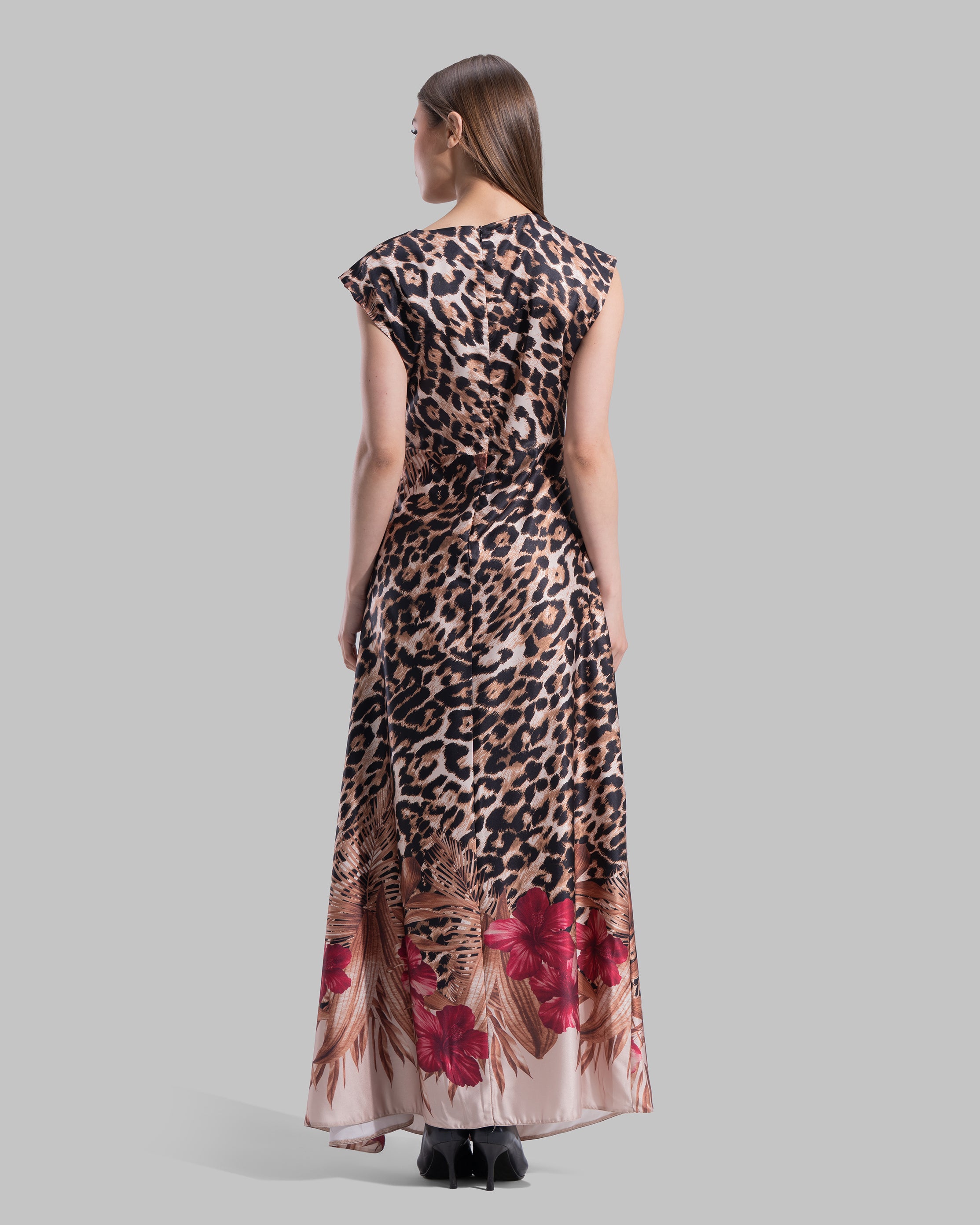 Sleeveless midi dress with a round neckline.