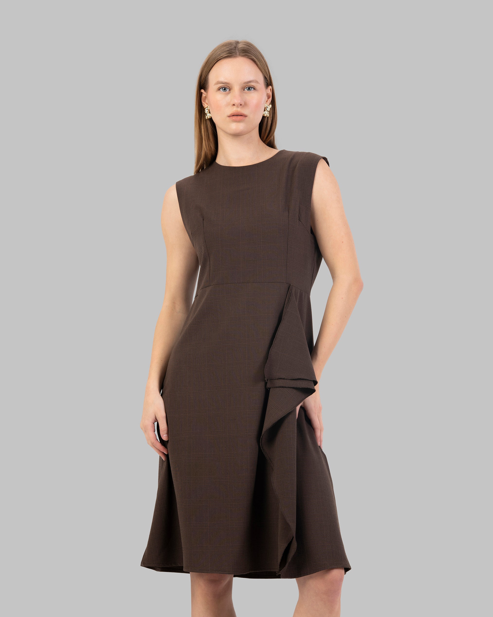 فستان بدون أكمام بنقشة مربعات مع ثنيات غير متماثلة