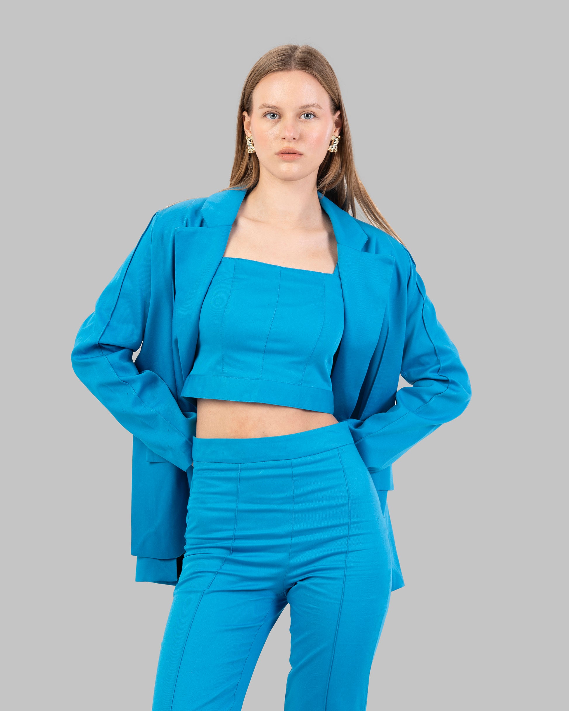 بلوزة قصيرة بياقة مربعة