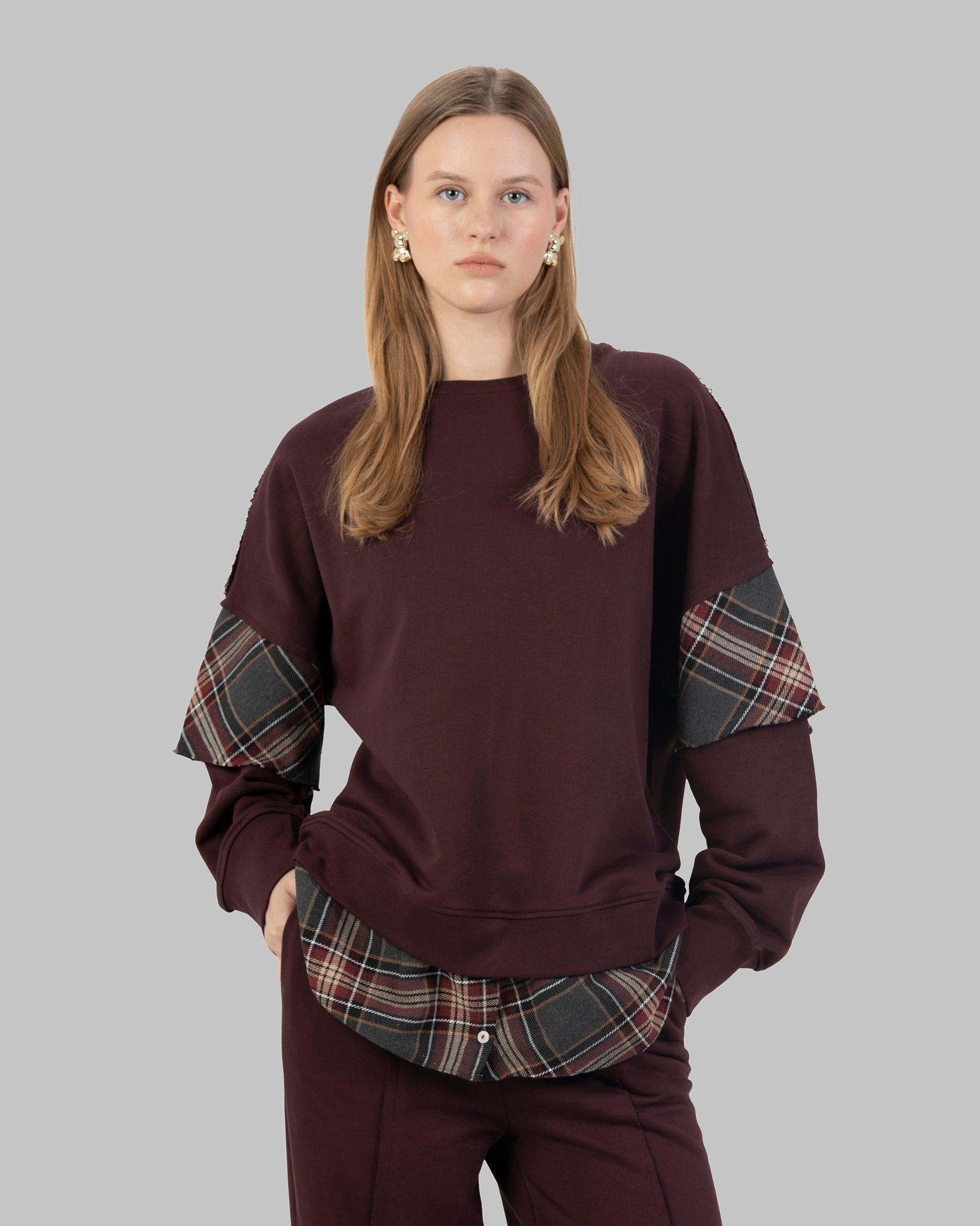 بنطال واسع الساقين بخصر عالٍ مصنوع من قماش ناعم.