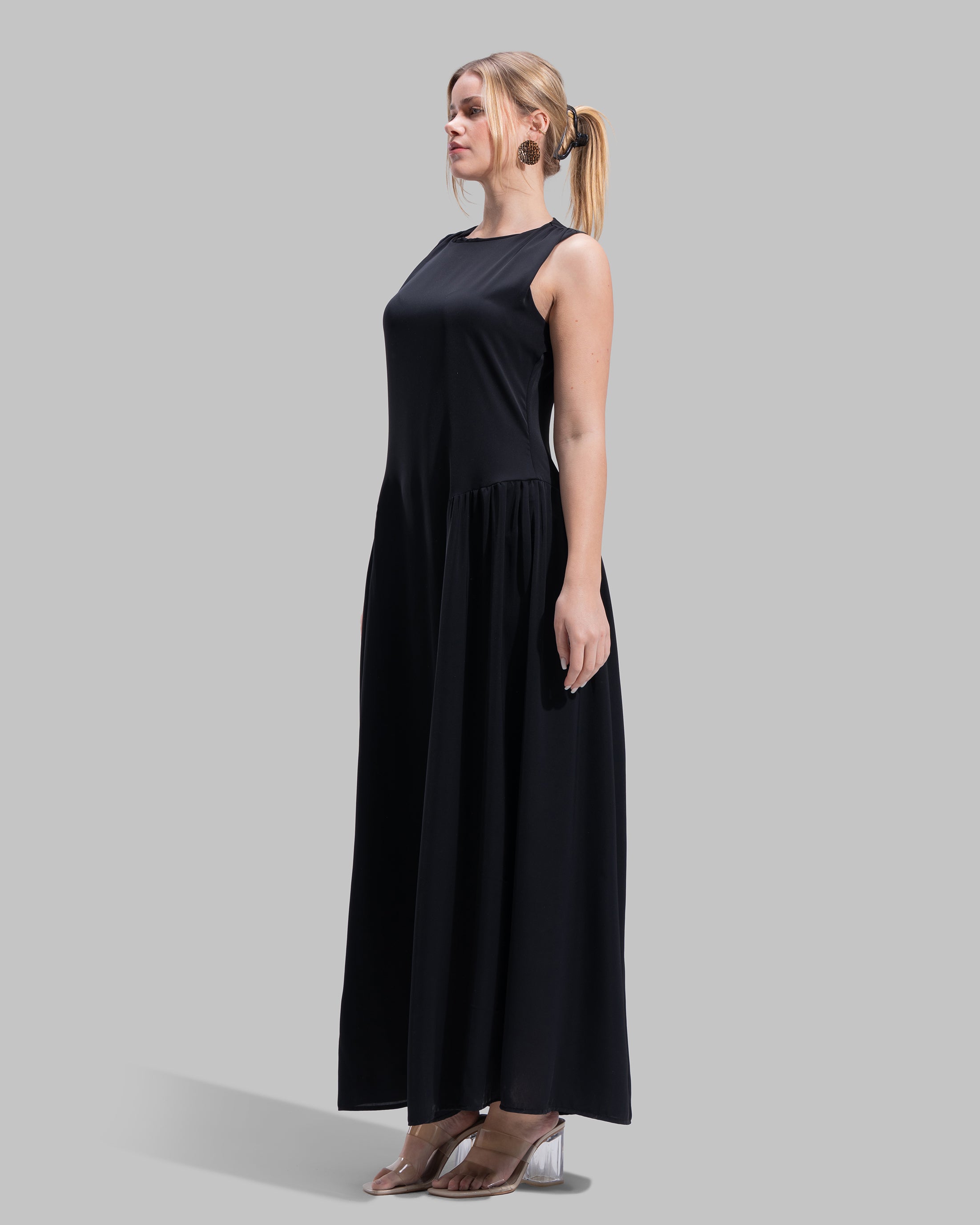 Sleeveless long dress with a round neckline.