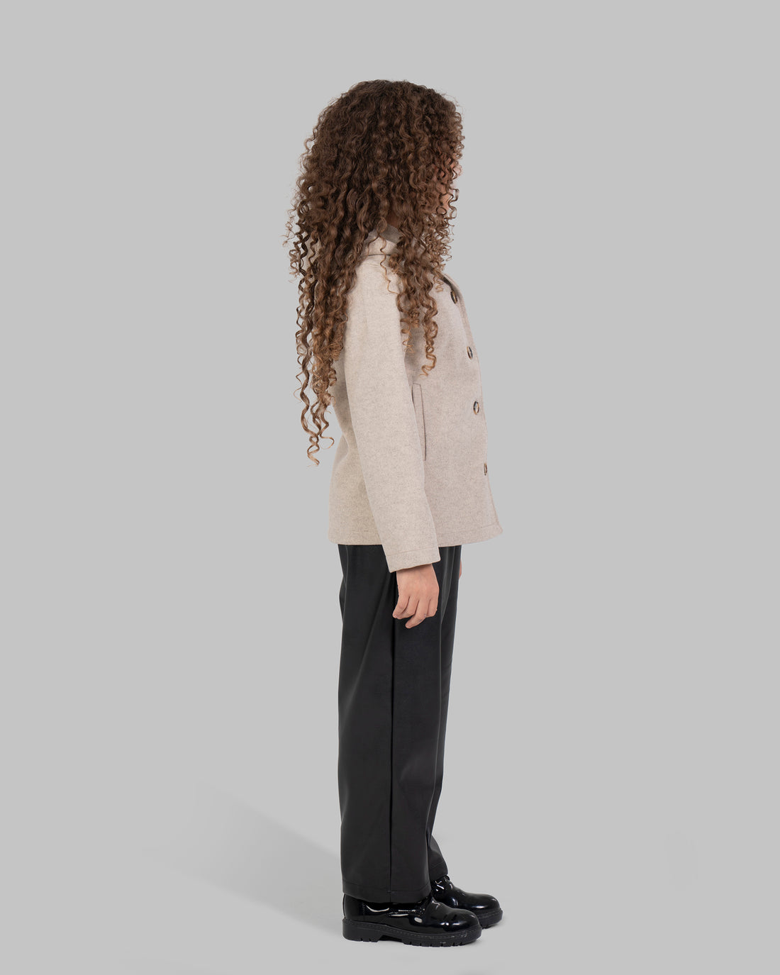 جاكيت بغطاء رأس، بأكمام طويلة وفتحة أزرار أمامية