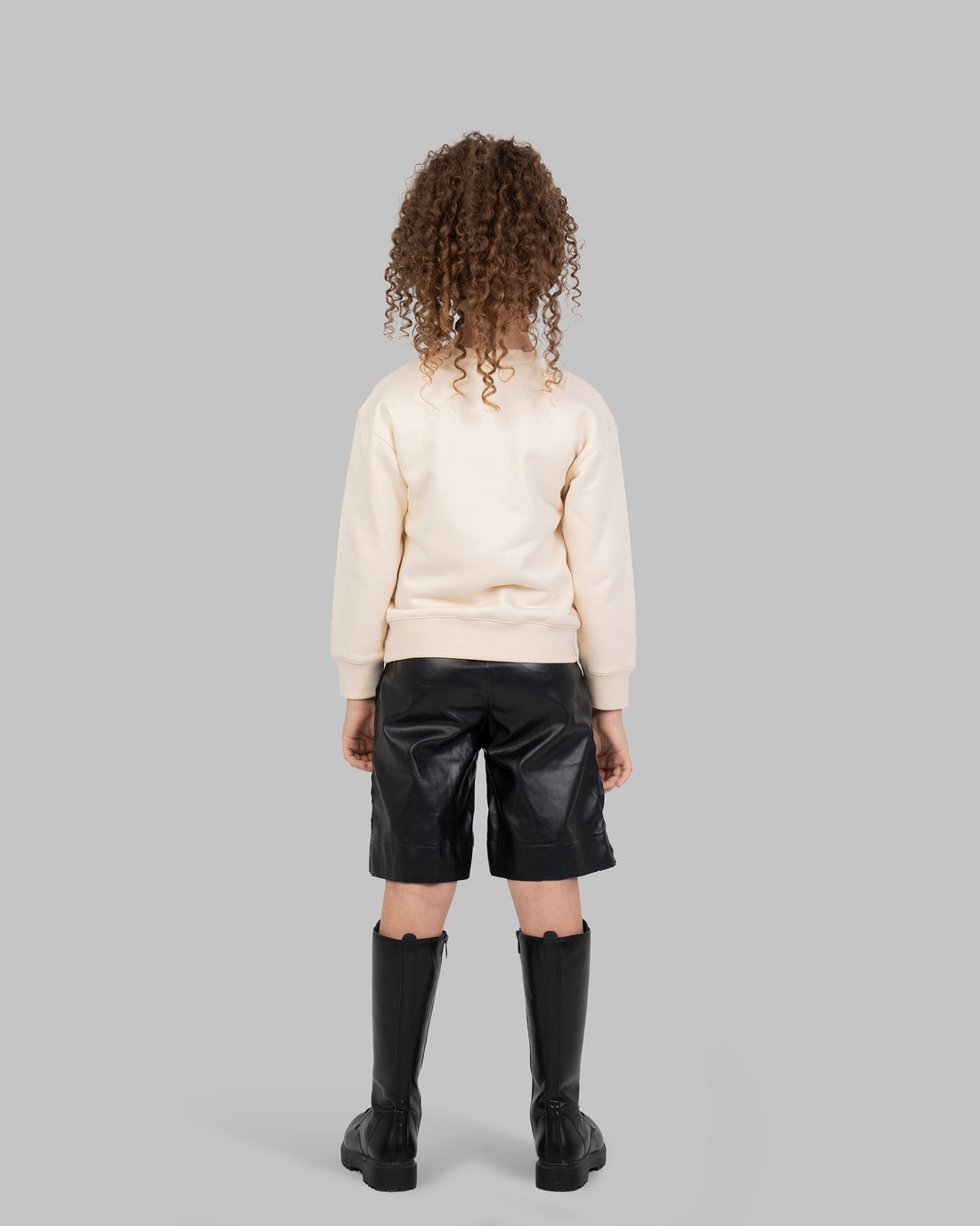 سترة رياضية مزينة بفيونكة ملابس.