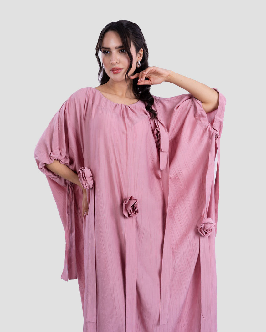 فستان طويل كبير الحجم مع زهور ثلاثية الأبعاد