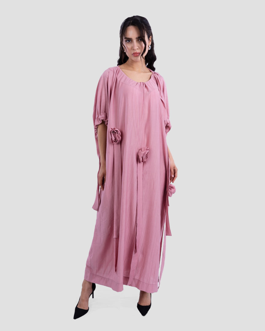 فستان طويل كبير الحجم مع زهور ثلاثية الأبعاد