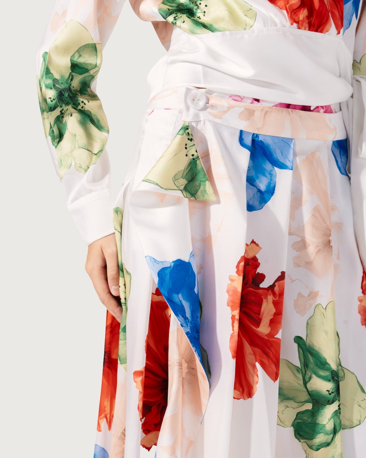 Pleated midi skirt crafted , featuring an all-over watercolor floral print