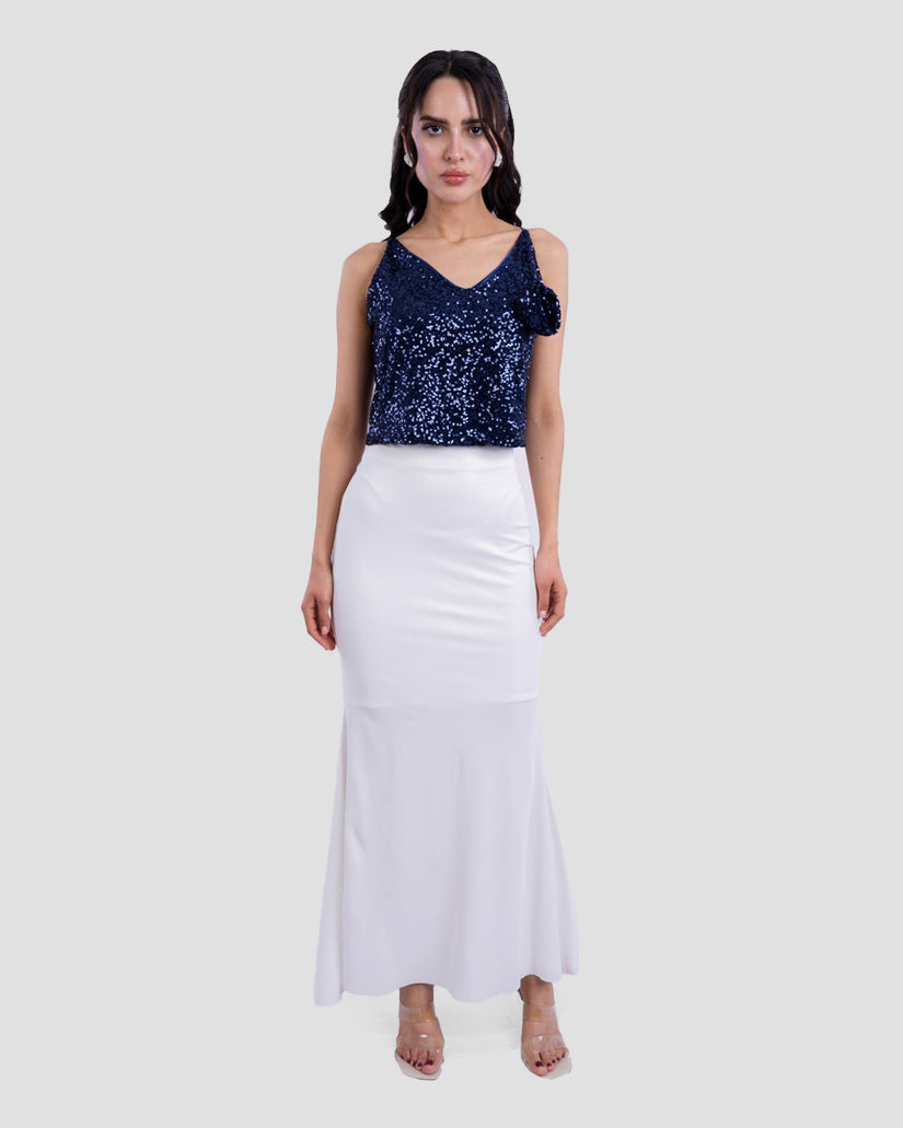 بلوزة لامعة بحمالات رفيعة