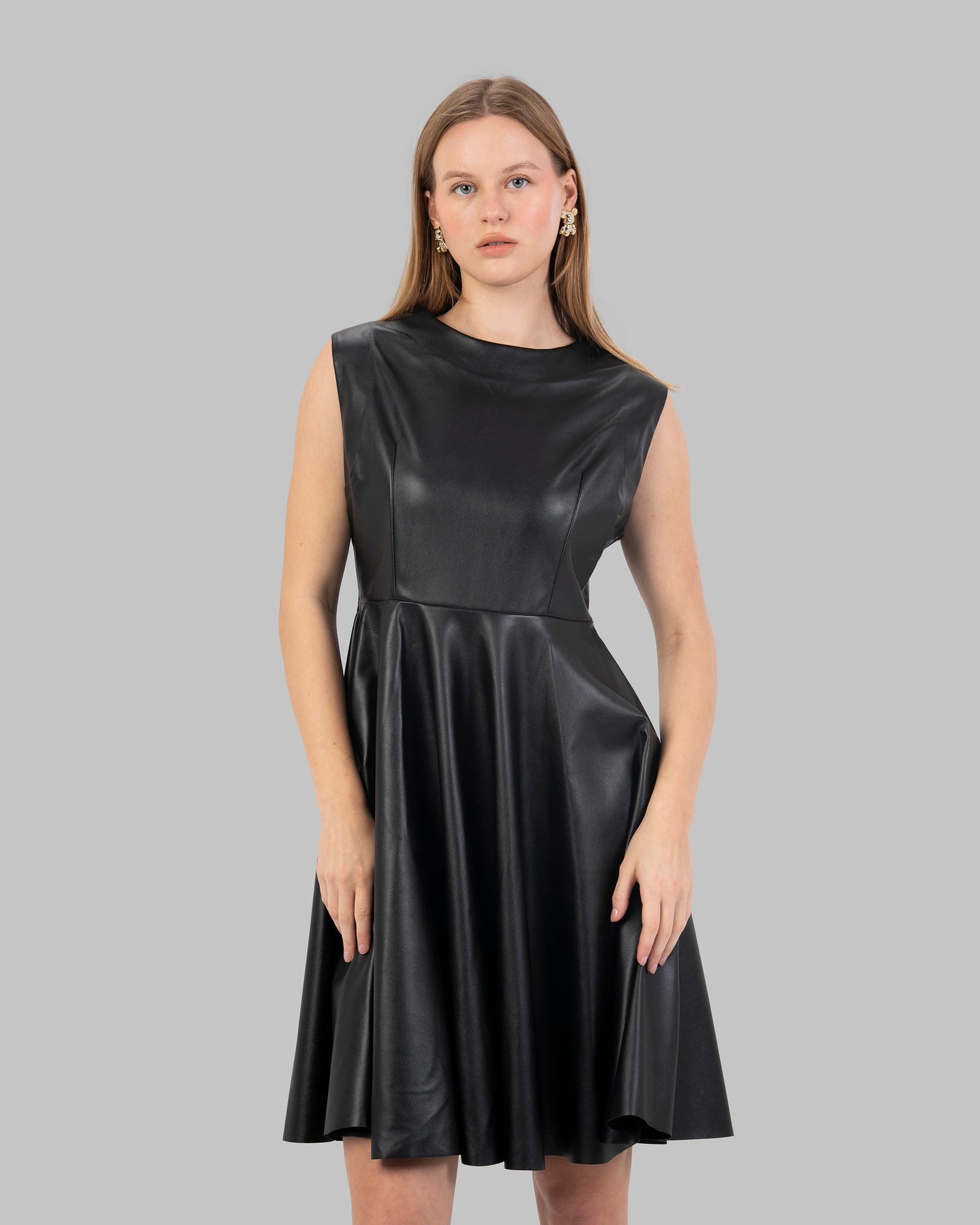 فستان من الجلد اللامع