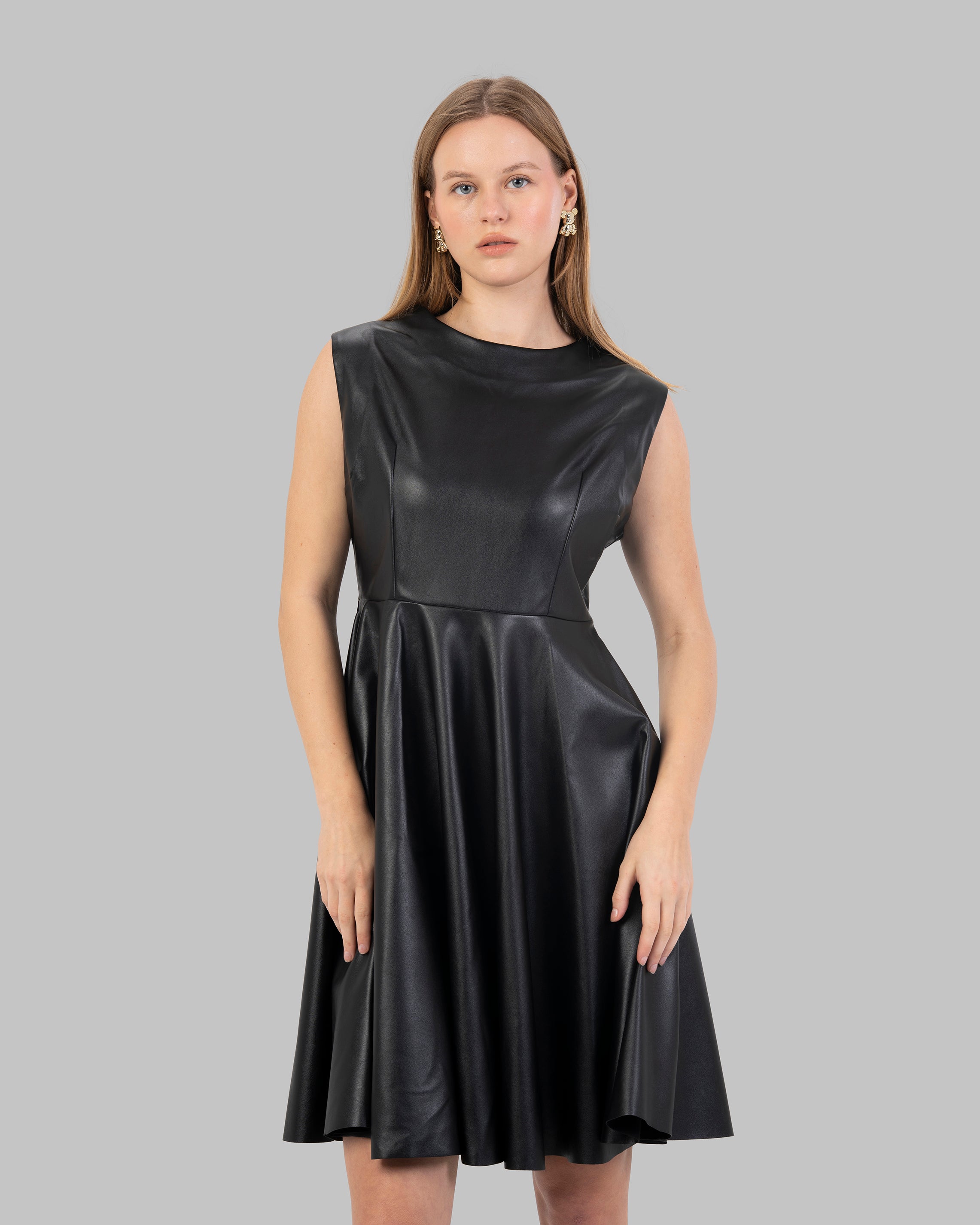 فستان من الجلد اللامع