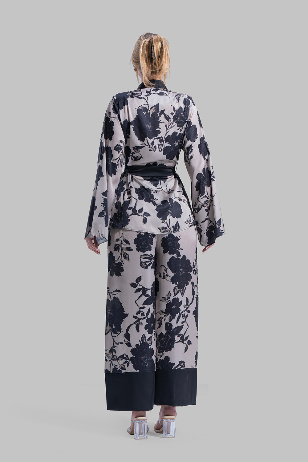 بليزر بنقشة زهور ولمسة نهائية من الساتان، بتصميم انسيابي