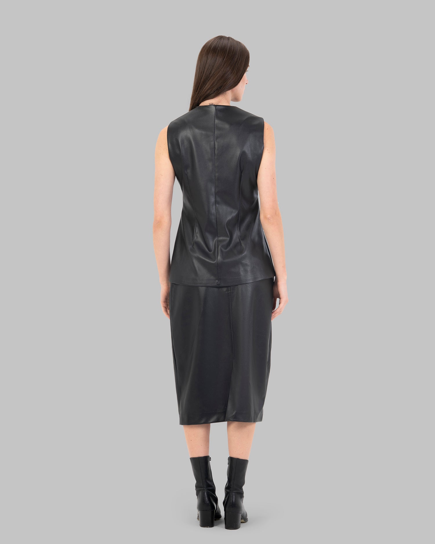 تنورة ميدي جلدية عالية الخصر