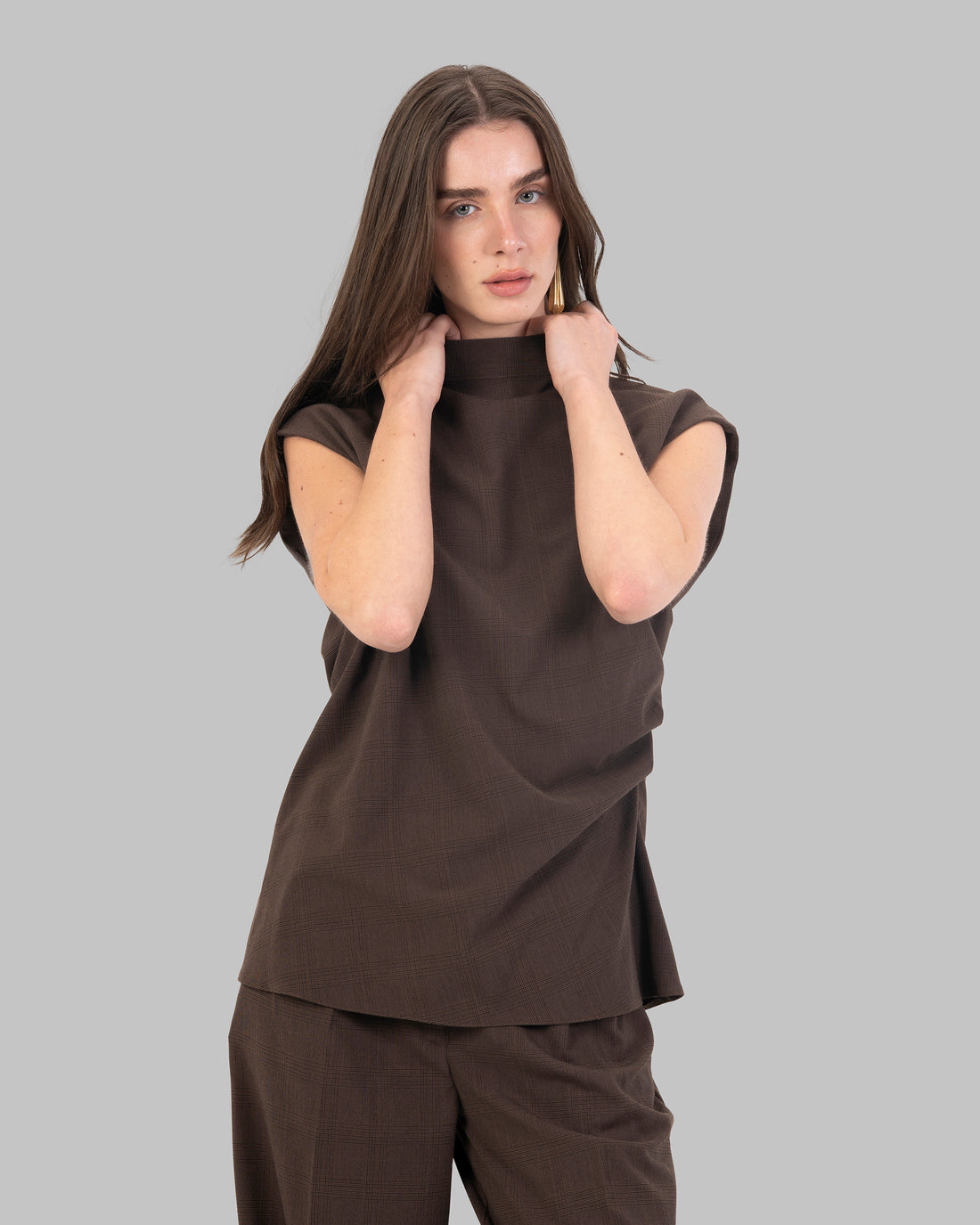 بلوزة بدون أكمام بياقة عالية ونقشة مربعات