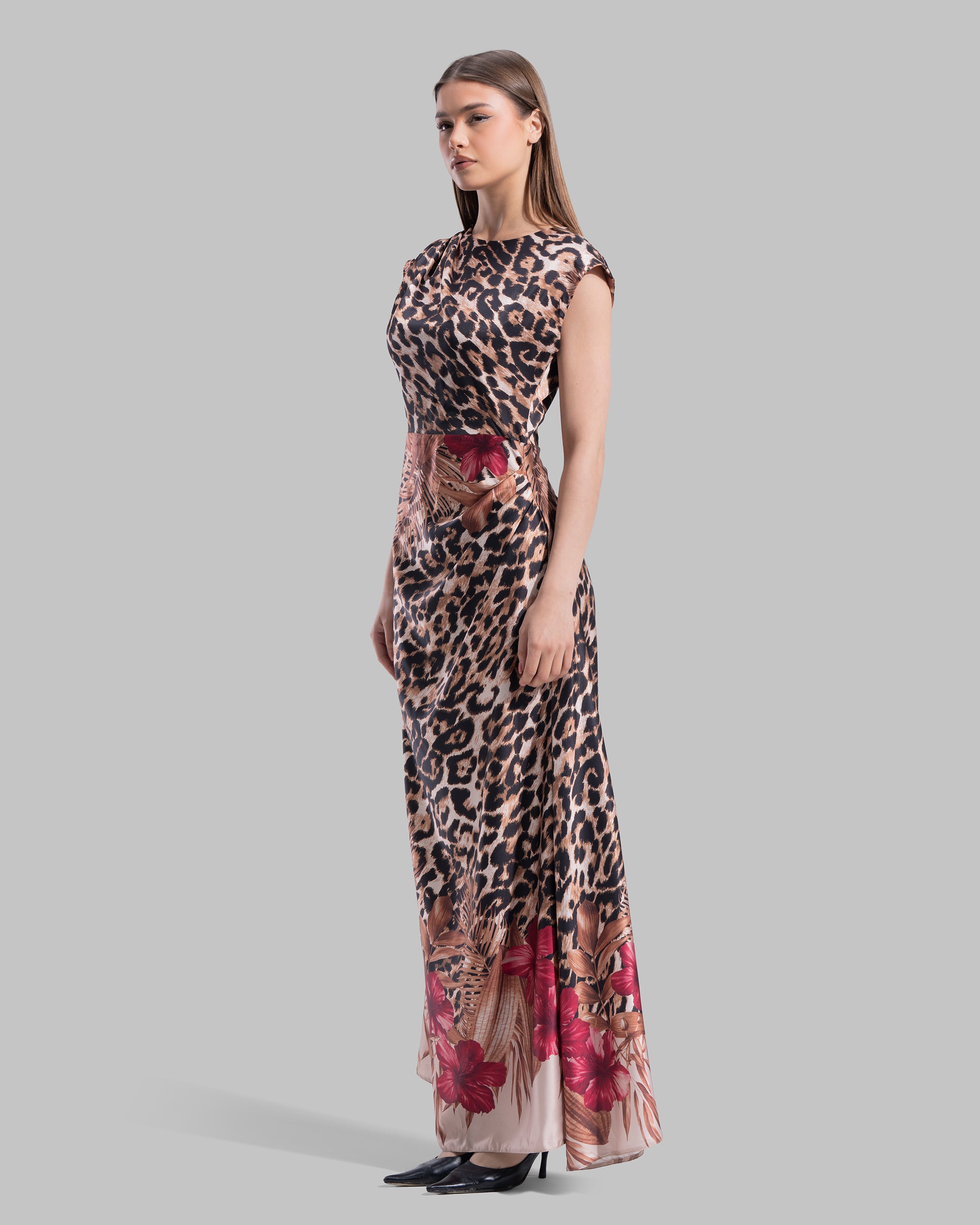 Sleeveless midi dress with a round neckline.