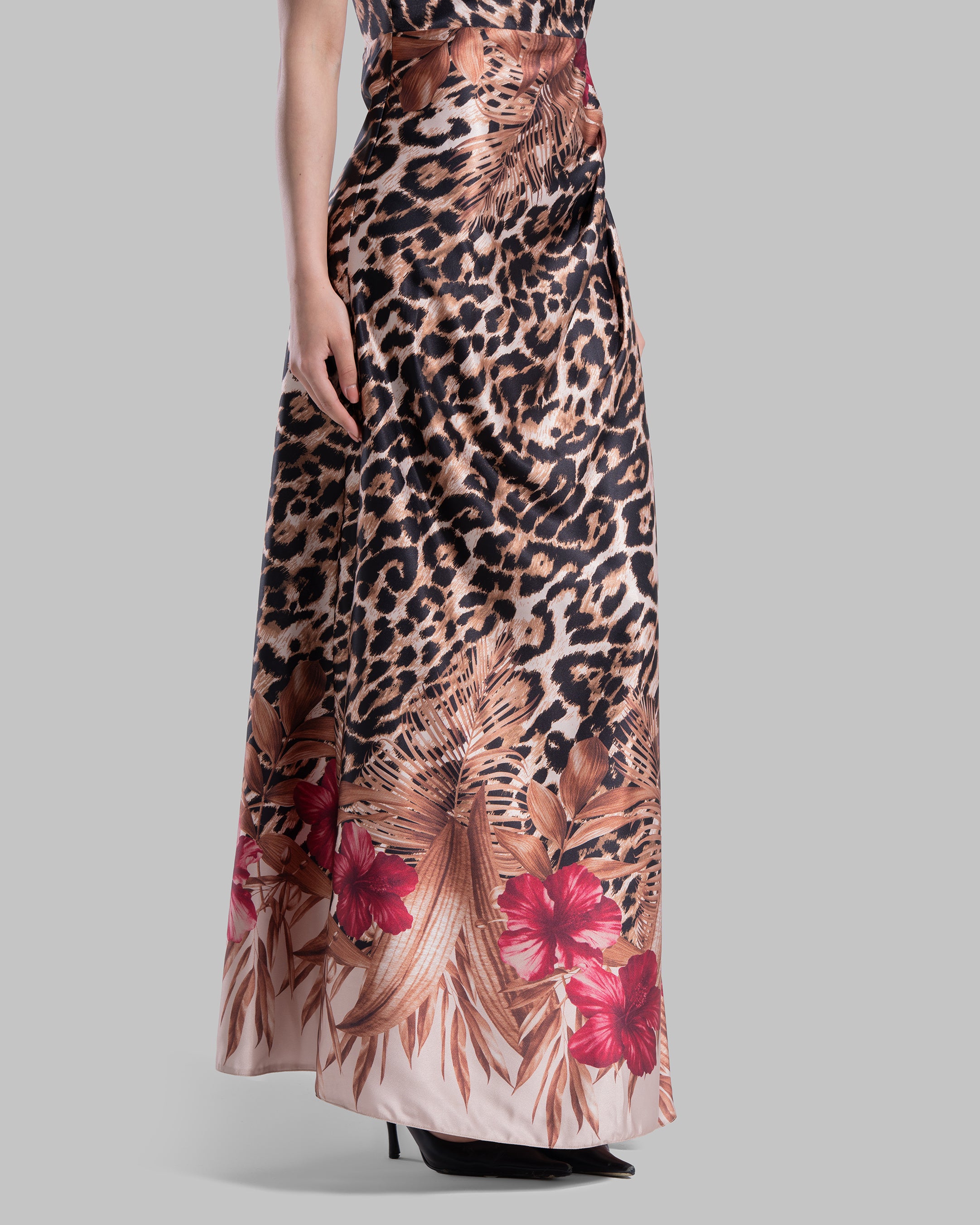 Sleeveless midi dress with a round neckline.