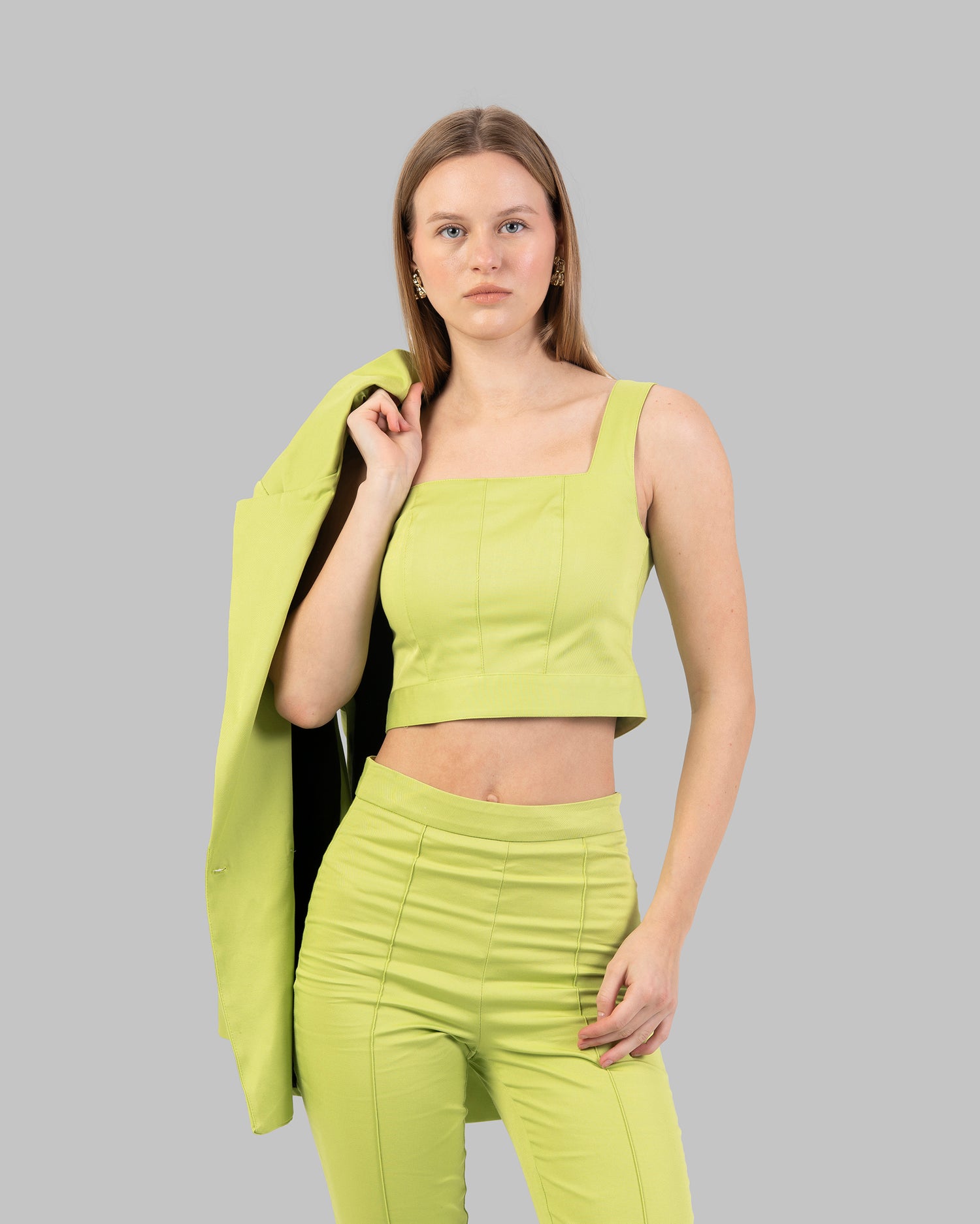 بلوزة قصيرة بياقة مربعة