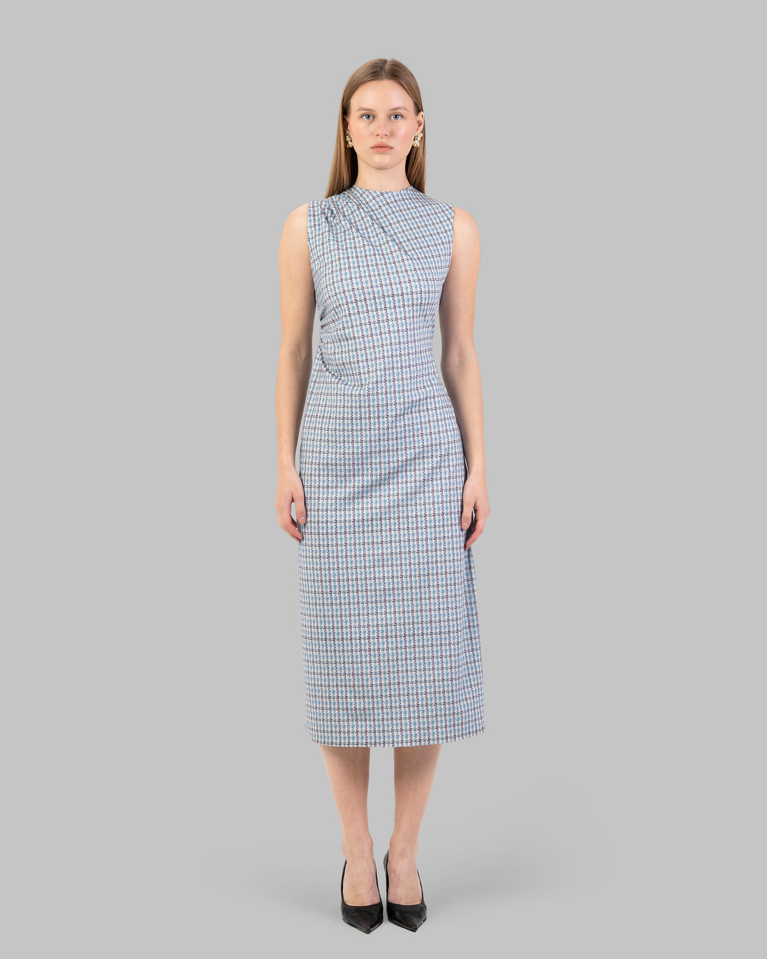 فستان ضيق بنقشة مربعات وردية وسوداء.