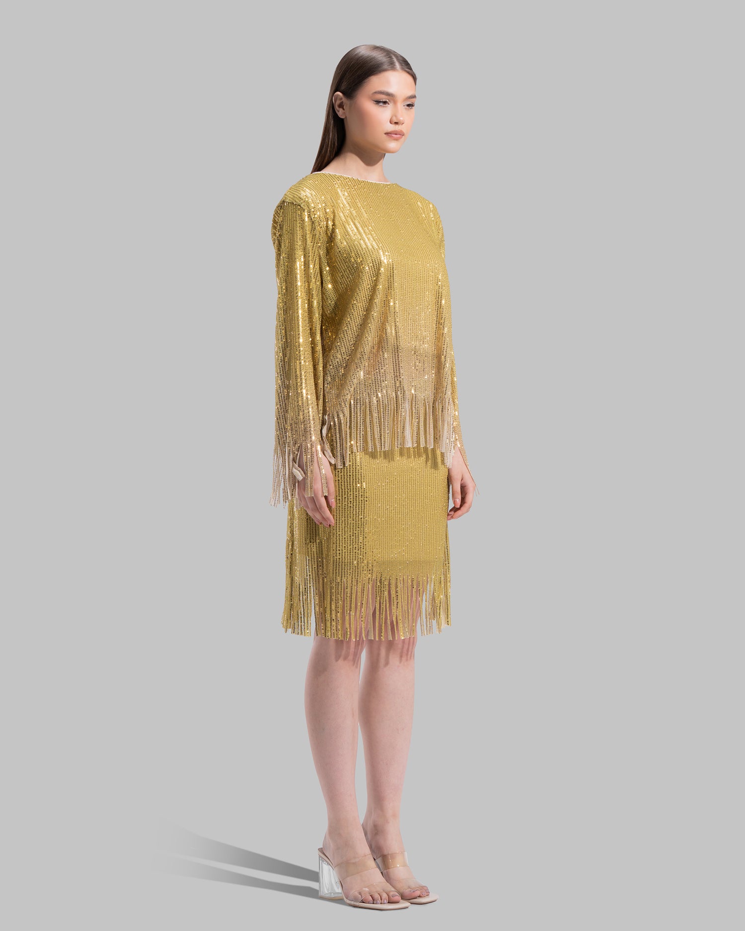 Round neck Blouse with long sleeves.