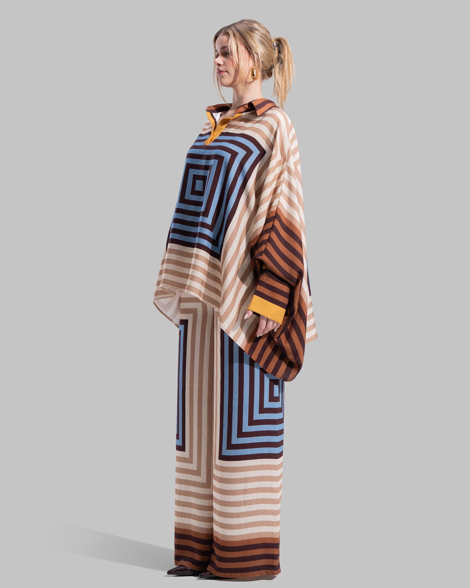 over sized printed blouse with acontrast collar with v- neck with acontrast polo coller