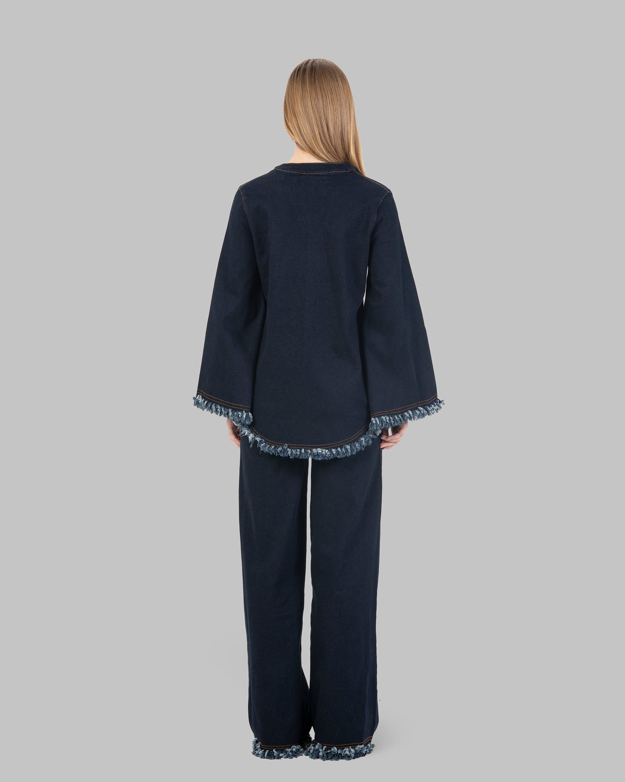 بلوزة جينز بأكمام طويلة