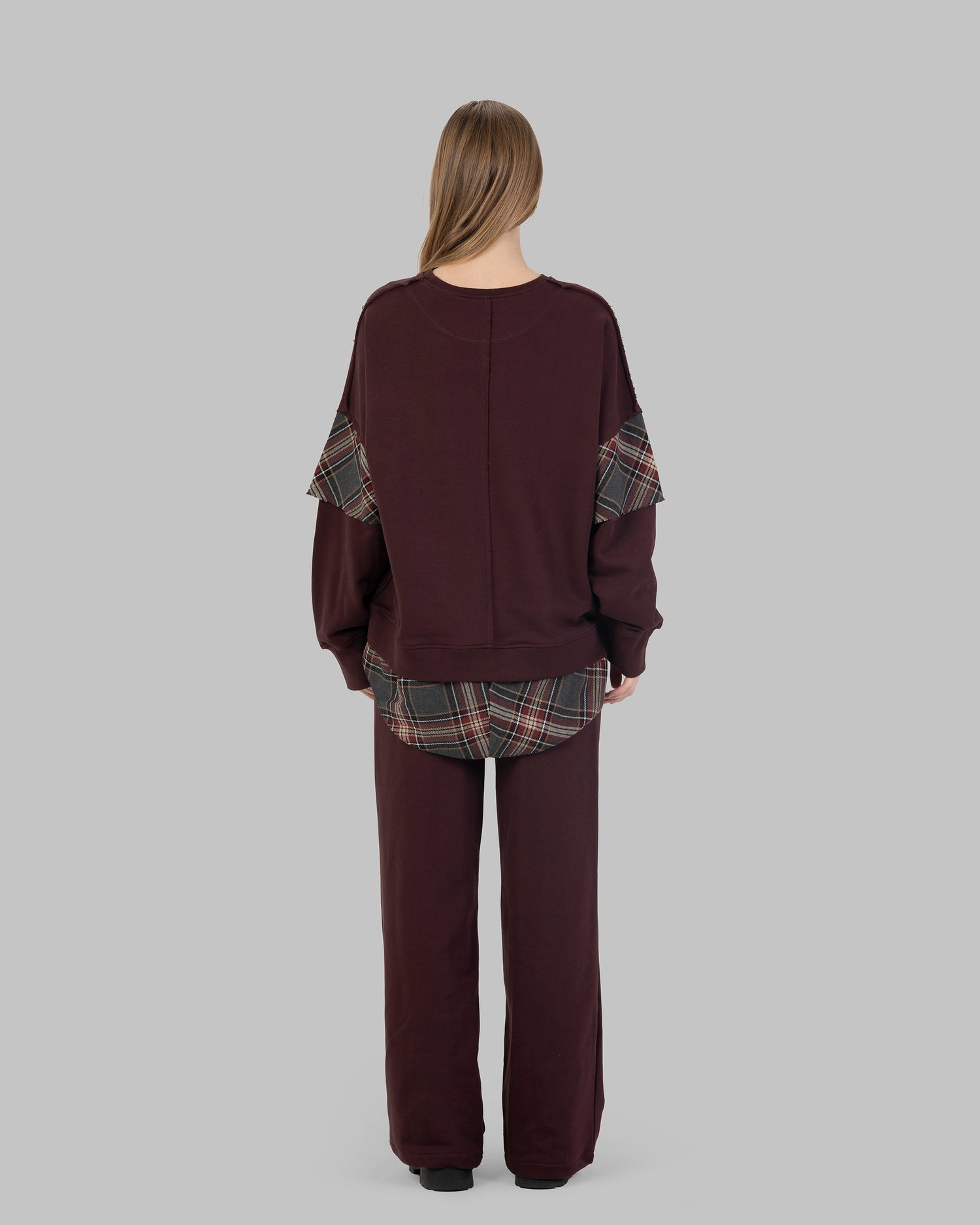 بنطال واسع الساقين بخصر عالٍ مصنوع من قماش ناعم.