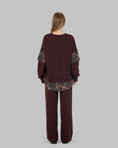 بنطال واسع الساقين بخصر عالٍ مصنوع من قماش ناعم.