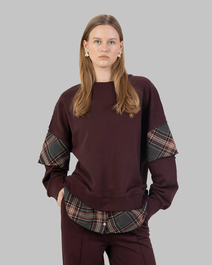 بنطال واسع الساقين بخصر عالٍ مصنوع من قماش ناعم.