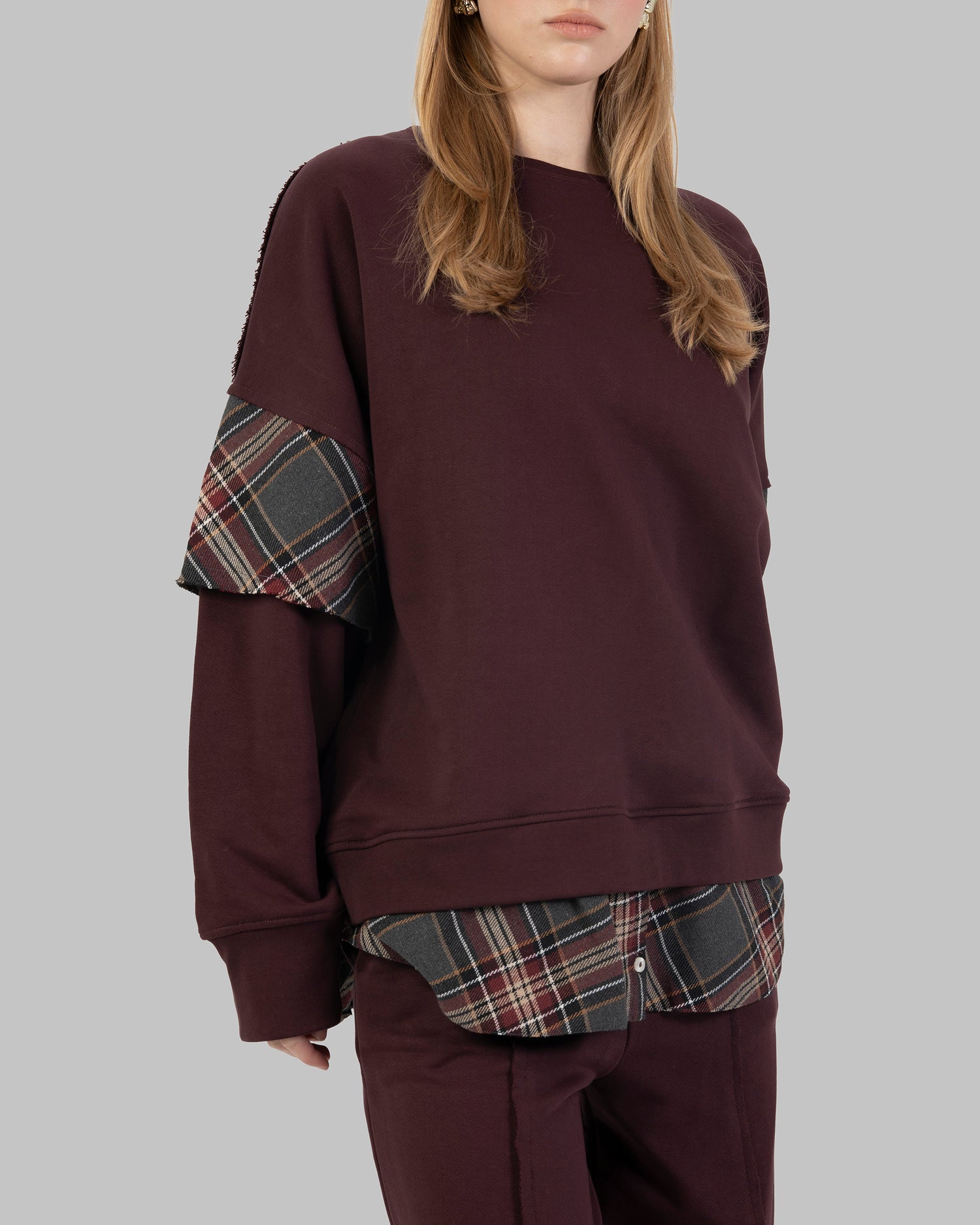 بنطال واسع الساقين بخصر عالٍ مصنوع من قماش ناعم.