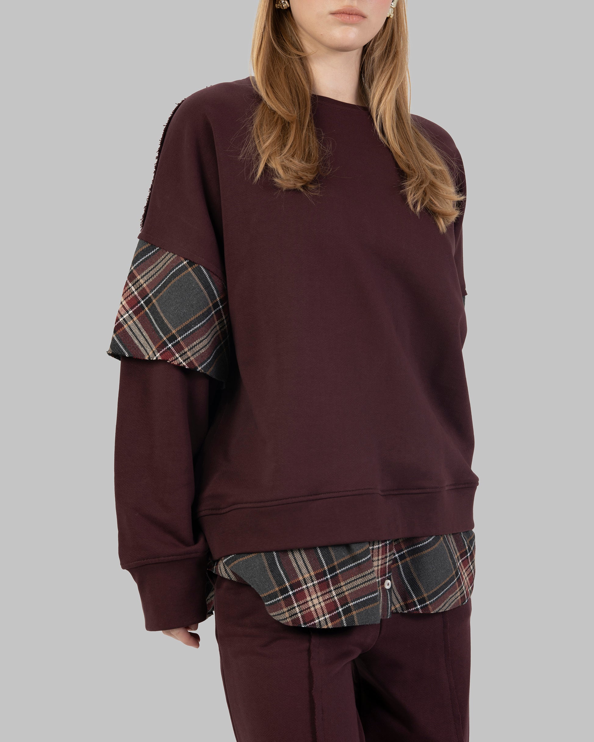 بنطال واسع الساقين بخصر عالٍ مصنوع من قماش ناعم.