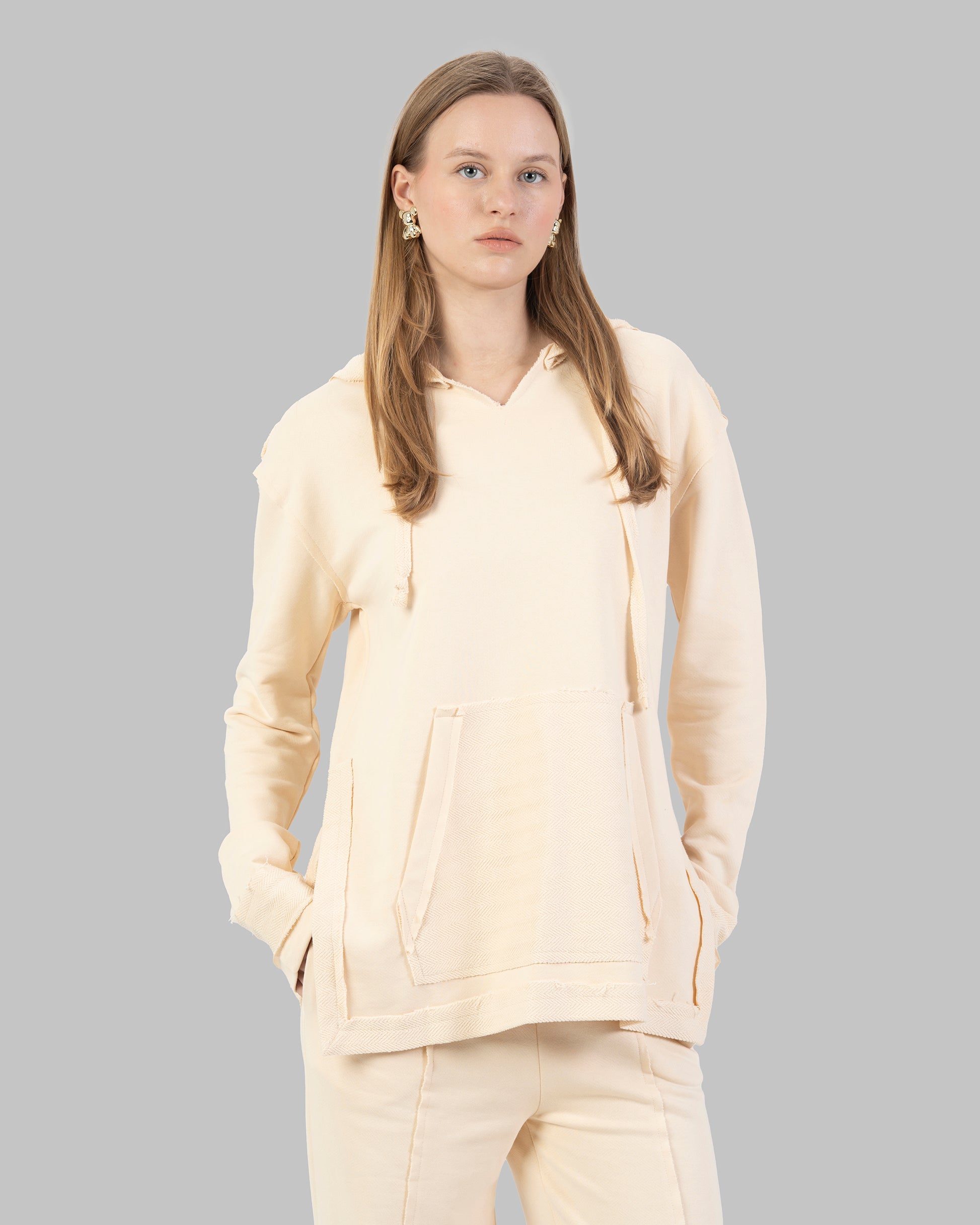 بنطال واسع الساقين بخصر عالٍ مصنوع من قماش ناعم.