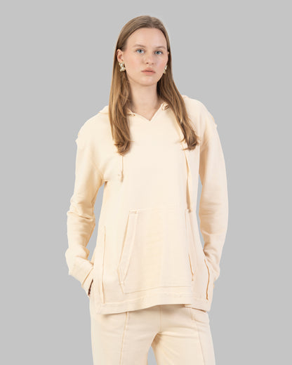 بنطال واسع الساقين بخصر عالٍ مصنوع من قماش ناعم.