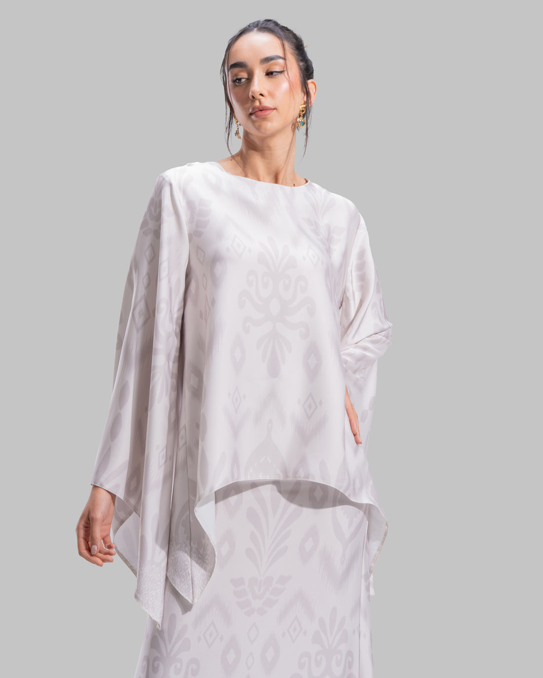 Asymmetric Loose-fit blouse.