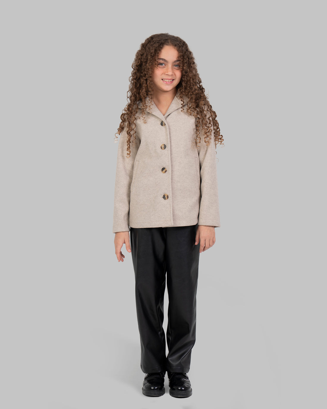 جاكيت بغطاء رأس، بأكمام طويلة وفتحة أزرار أمامية