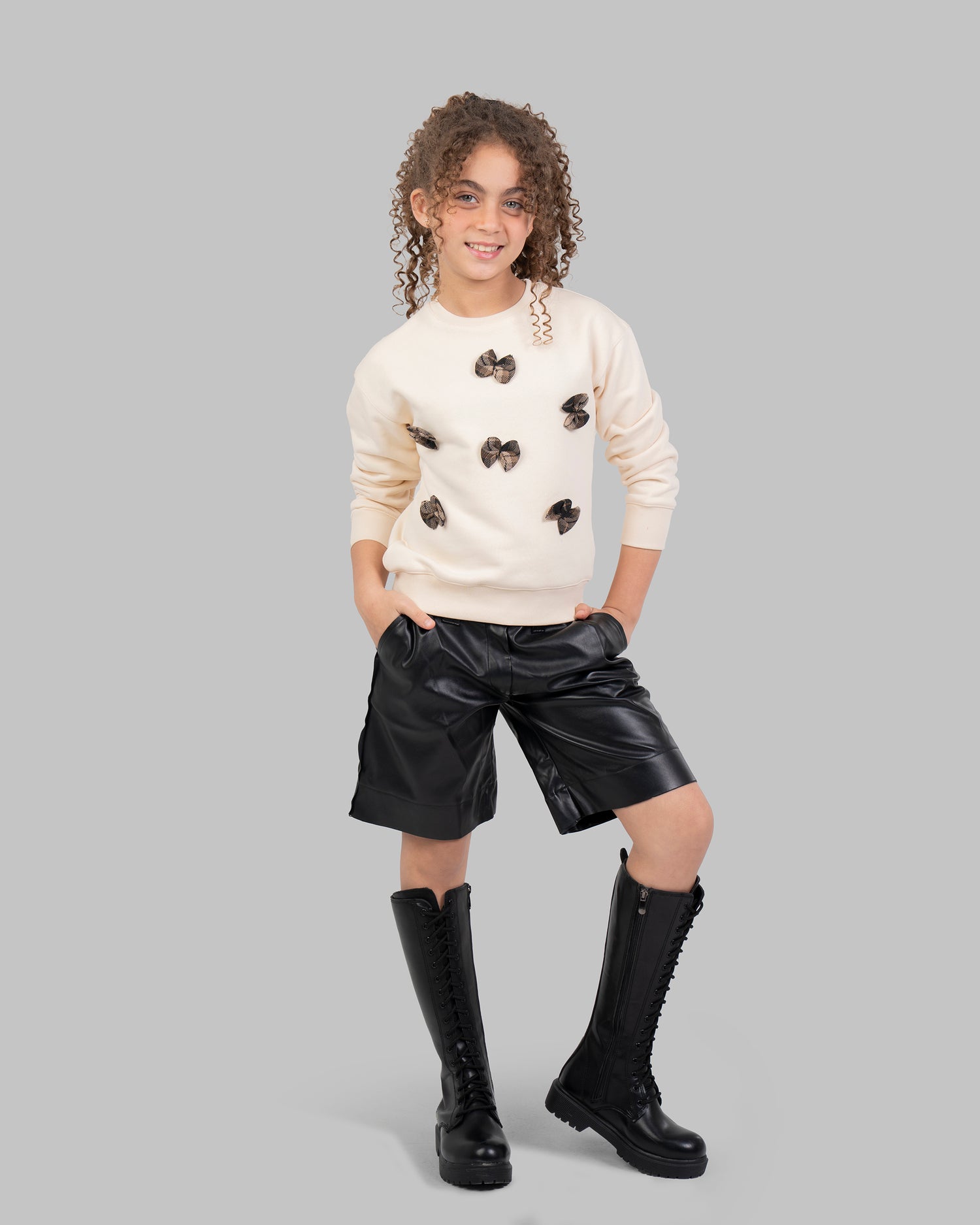 sweatshirt with Clothes bow.