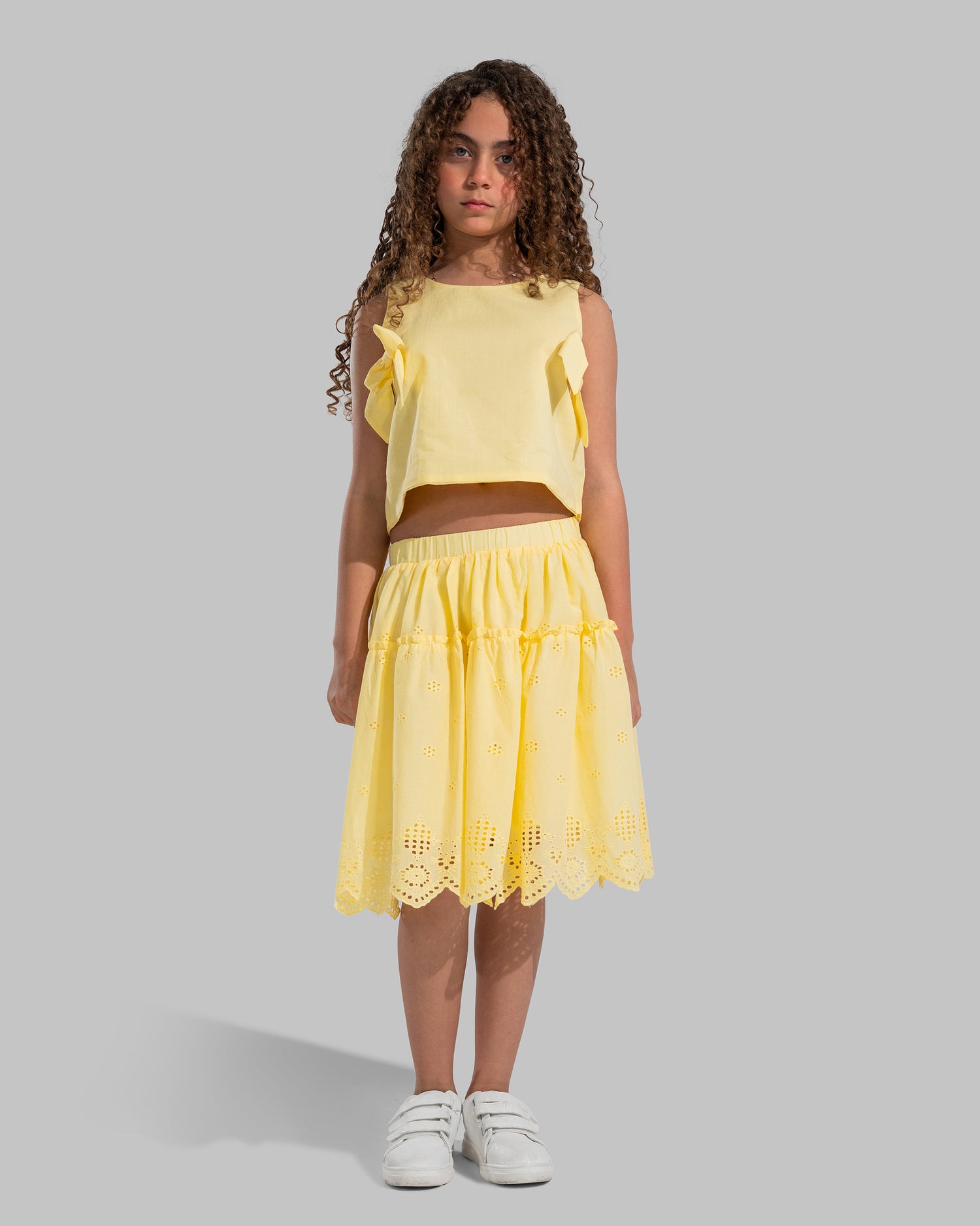 Tiered skirt with an elastic waistband and perforated floral embroidery.