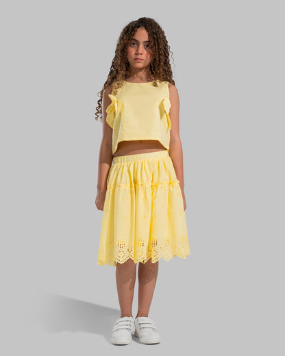 Tiered skirt with an elastic waistband and perforated floral embroidery.
