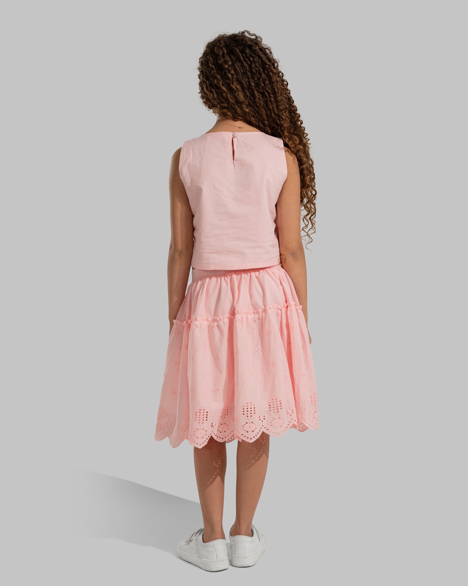 Tiered skirt with an elastic waistband and perforated floral embroidery.