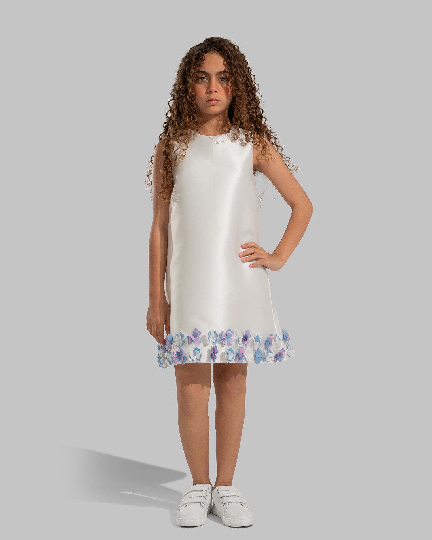 فستان قصير بحافة مزينة بالزهور