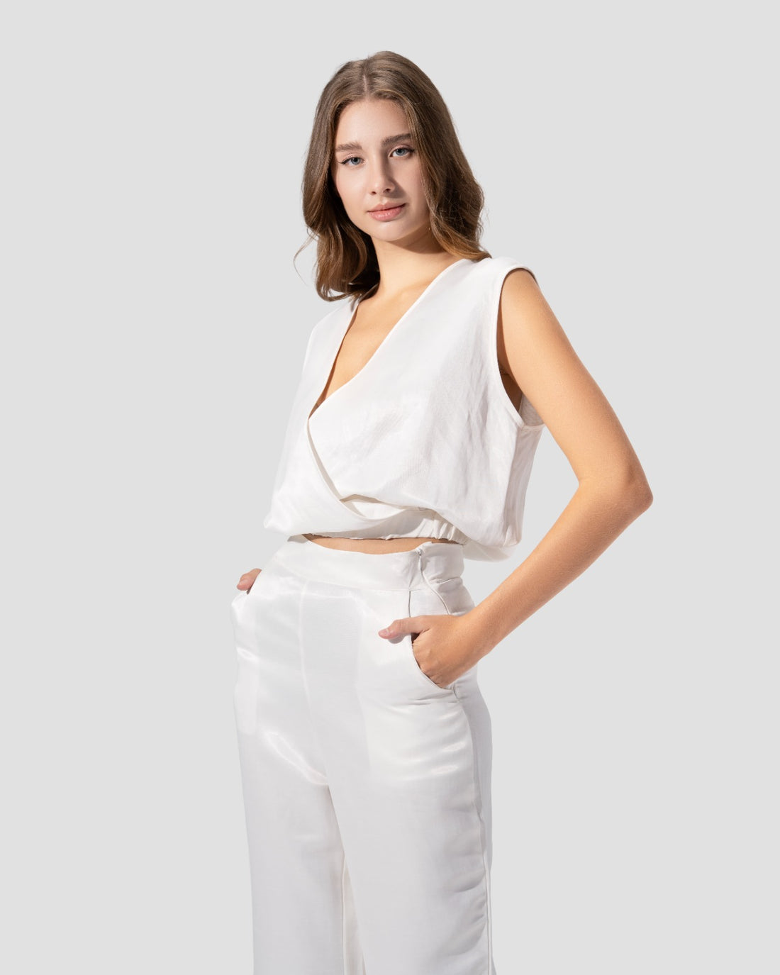 بلوزة ساتان برقبة على شكل حرف V بدون أكمام