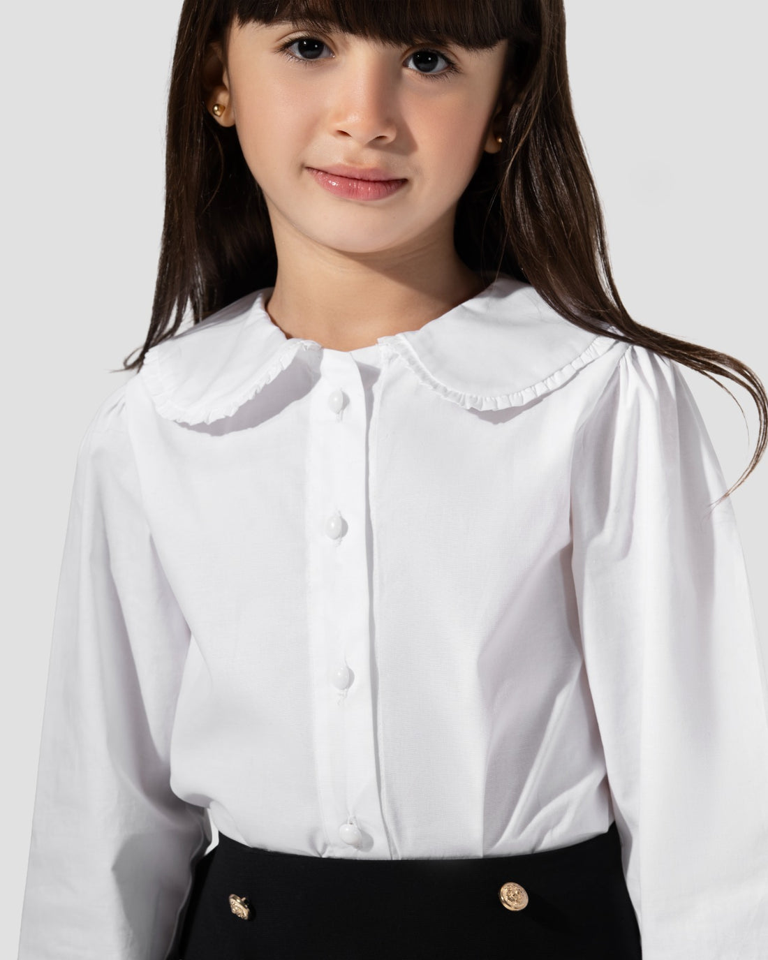 بلوزة قطنية بيضاء مع ياقة كلاسيكية