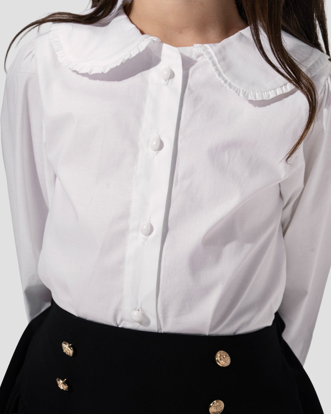 بلوزة قطنية بيضاء مع ياقة كلاسيكية