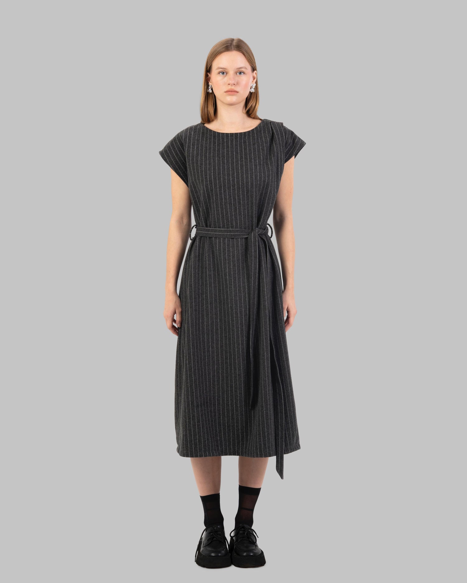 فستان قصير مخطط بدون أكمام