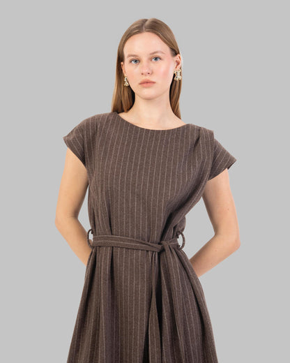 فستان قصير مخطط بدون أكمام