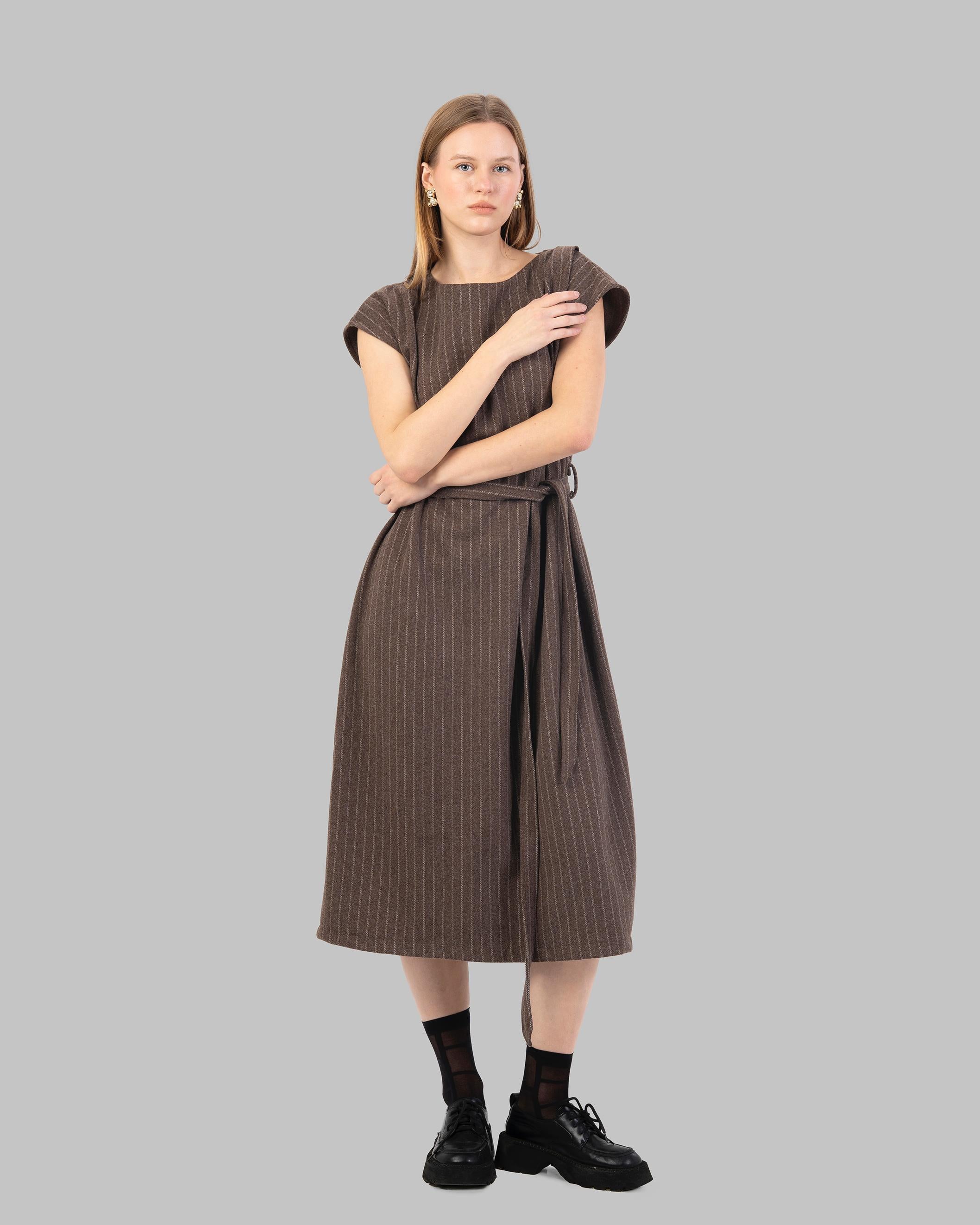 فستان قصير مخطط بدون أكمام